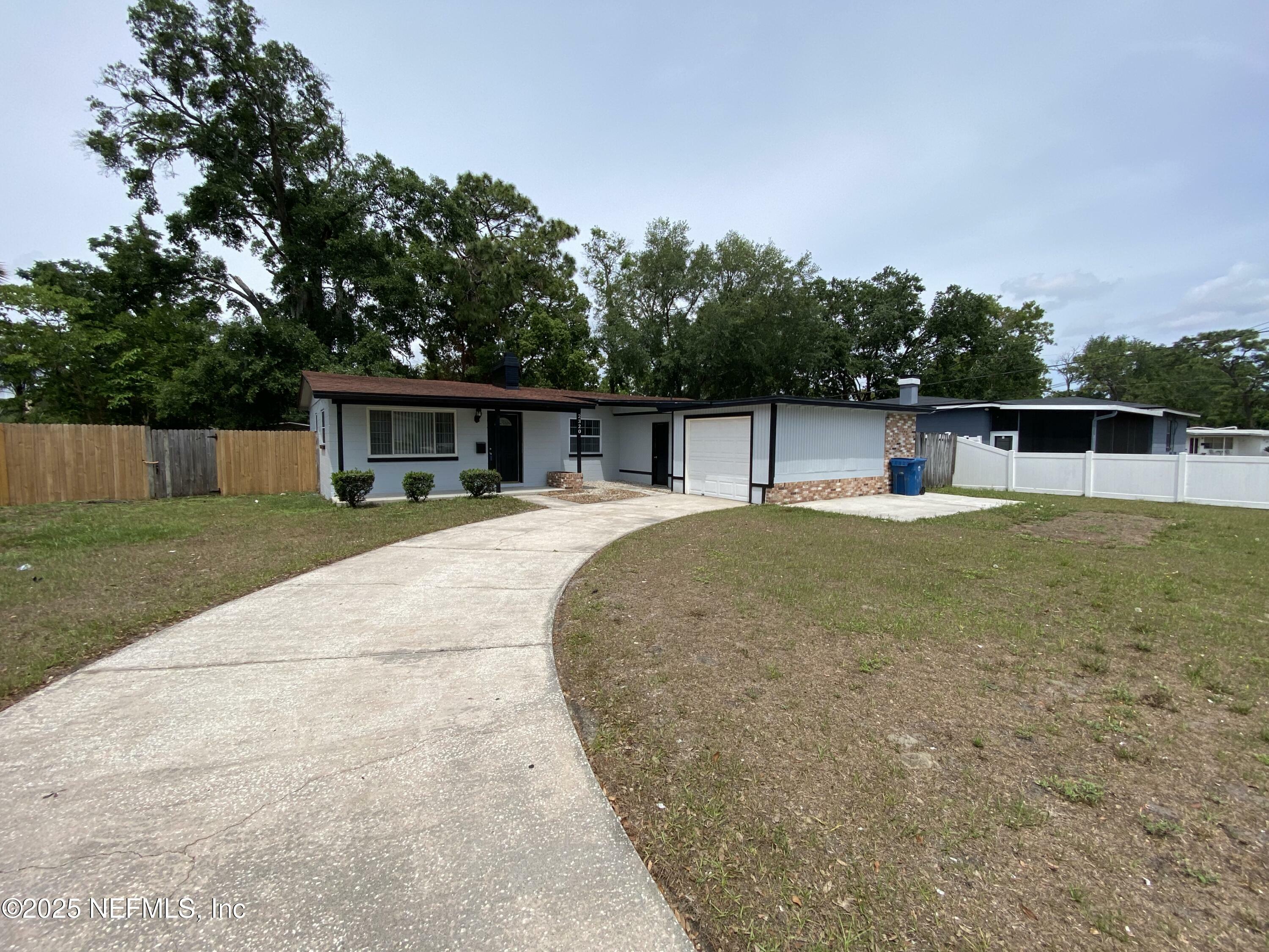 Property Photo: 2320 Ardmore Court FL 32211