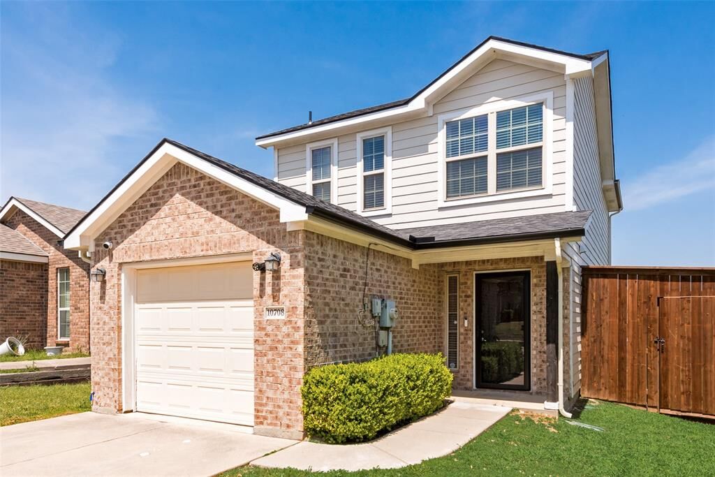 Property Photo: 10708 Edgewest Terrace TX 76108