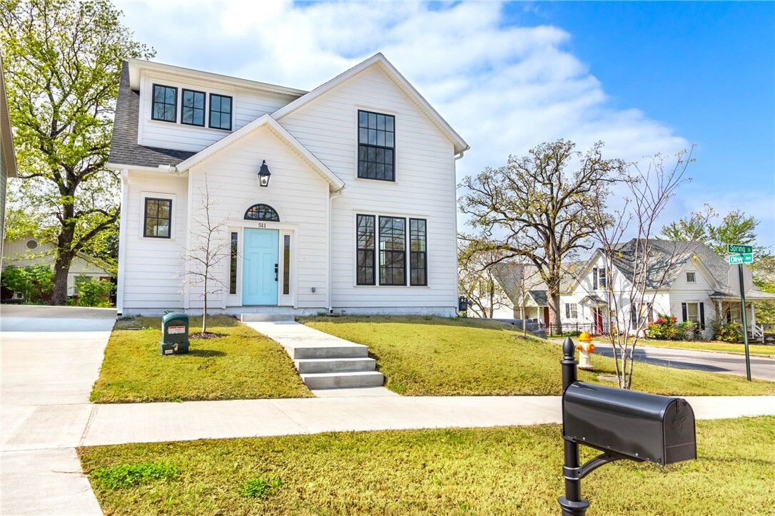 Property Photo:  511 E Spring Street  AR 72701 