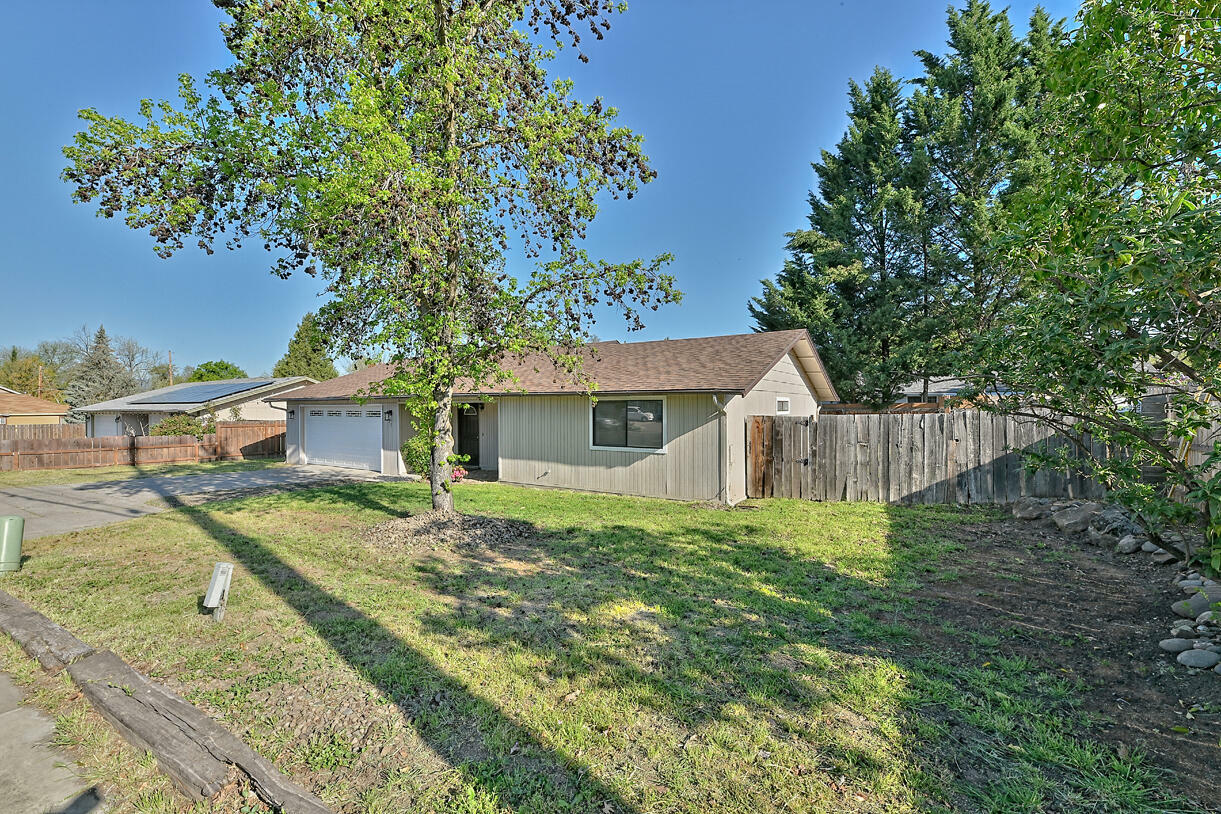 Property Photo:  2429 E Barnett Road  OR 97504 