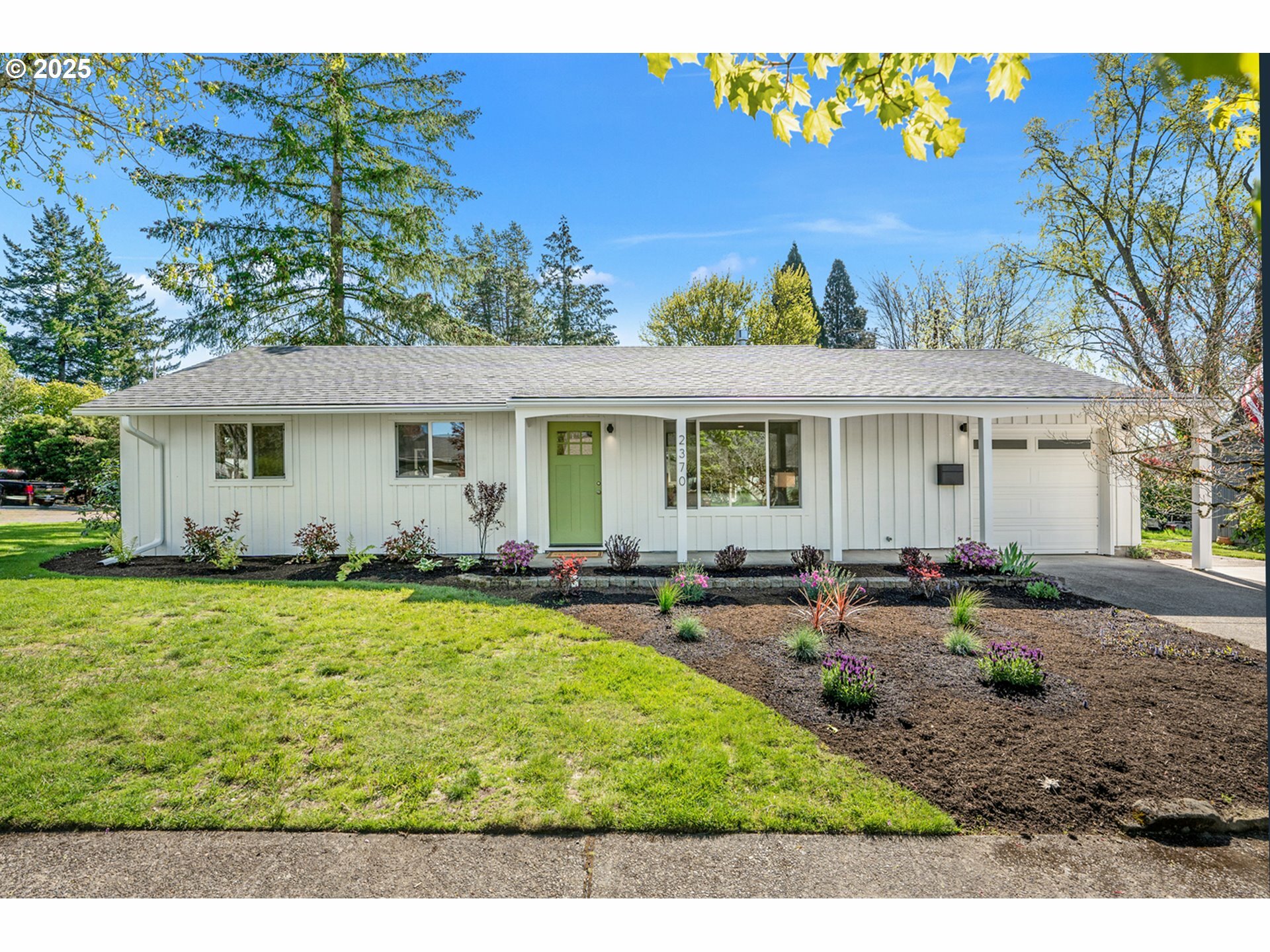 Property Photo: 2370 SW Sandalwood Ave OR 97005