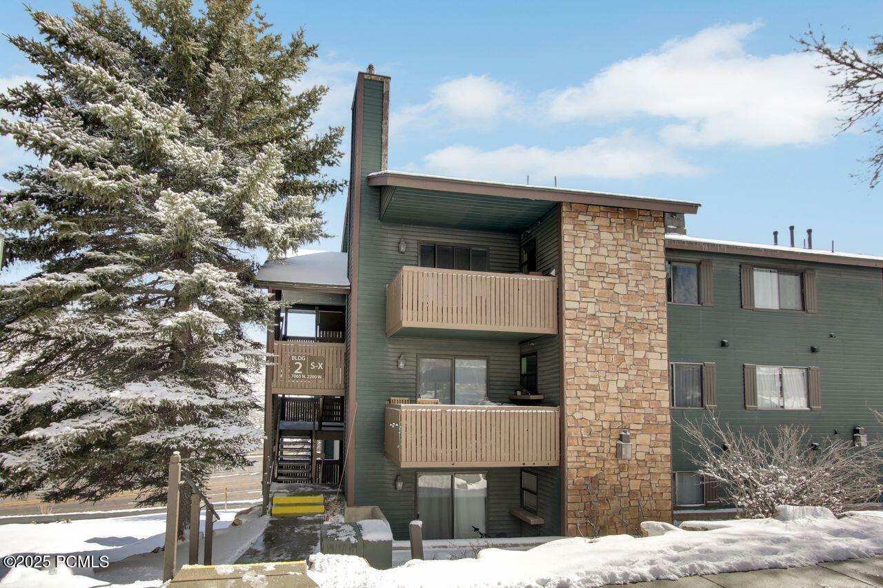 Property Photo: 7065 N 2200 W Apt 2W UT 84098