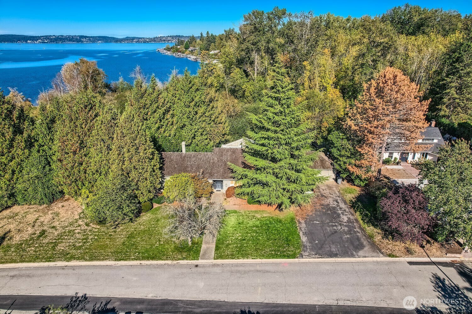 Property Photo: 8581 Hunts Point Lane WA 98004