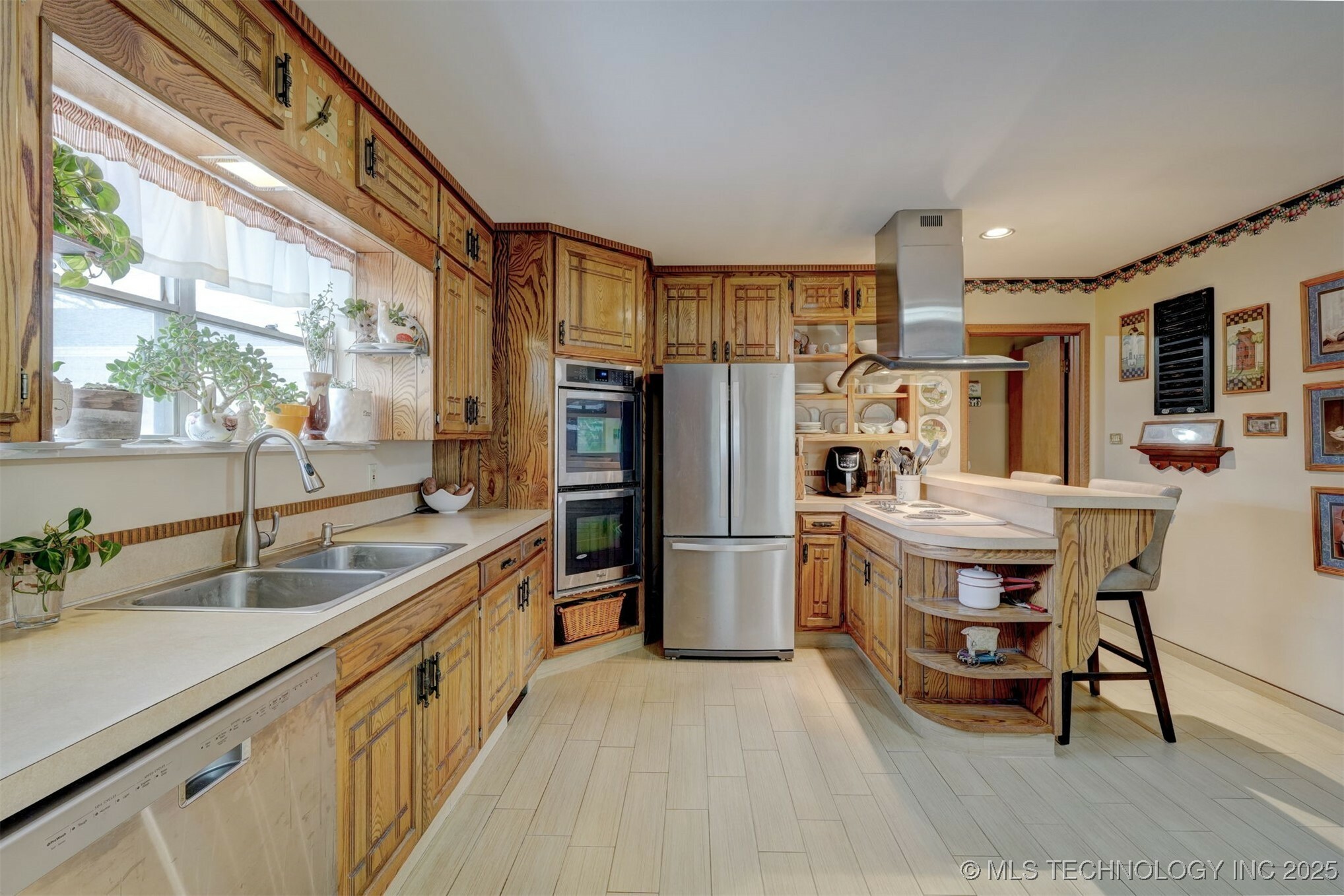 Property Photo: 1321 E Broadway Street OK 74023