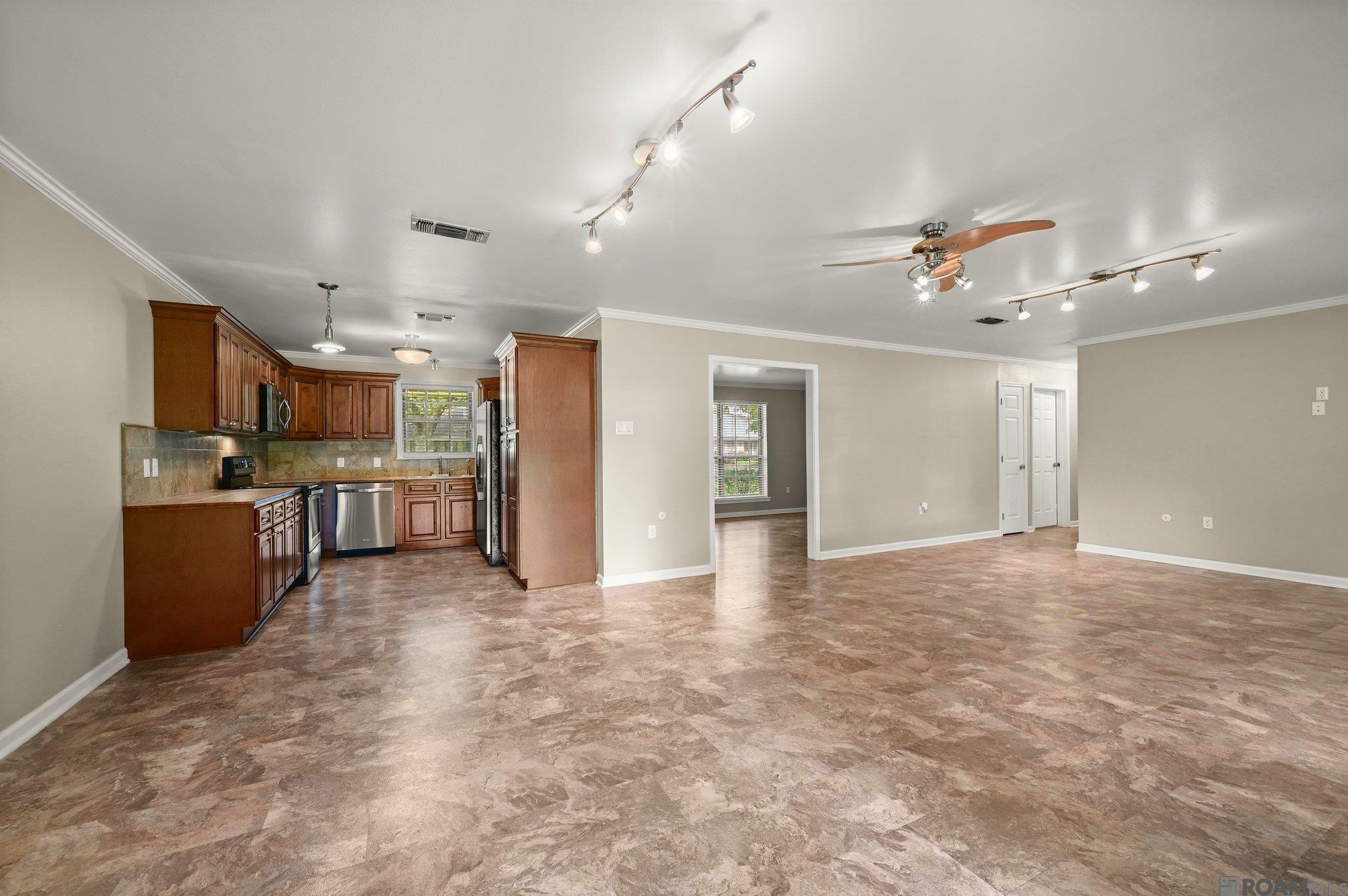 Property Photo: 10816 Fieldcrest Dr LA 70811