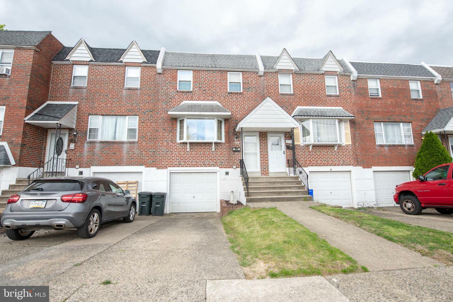 Property Photo: 3760 Genesee Drive PA 19154