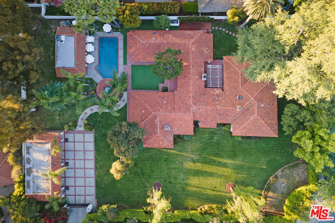 18625 Wells Dr  Tarzana CA 91356 photo