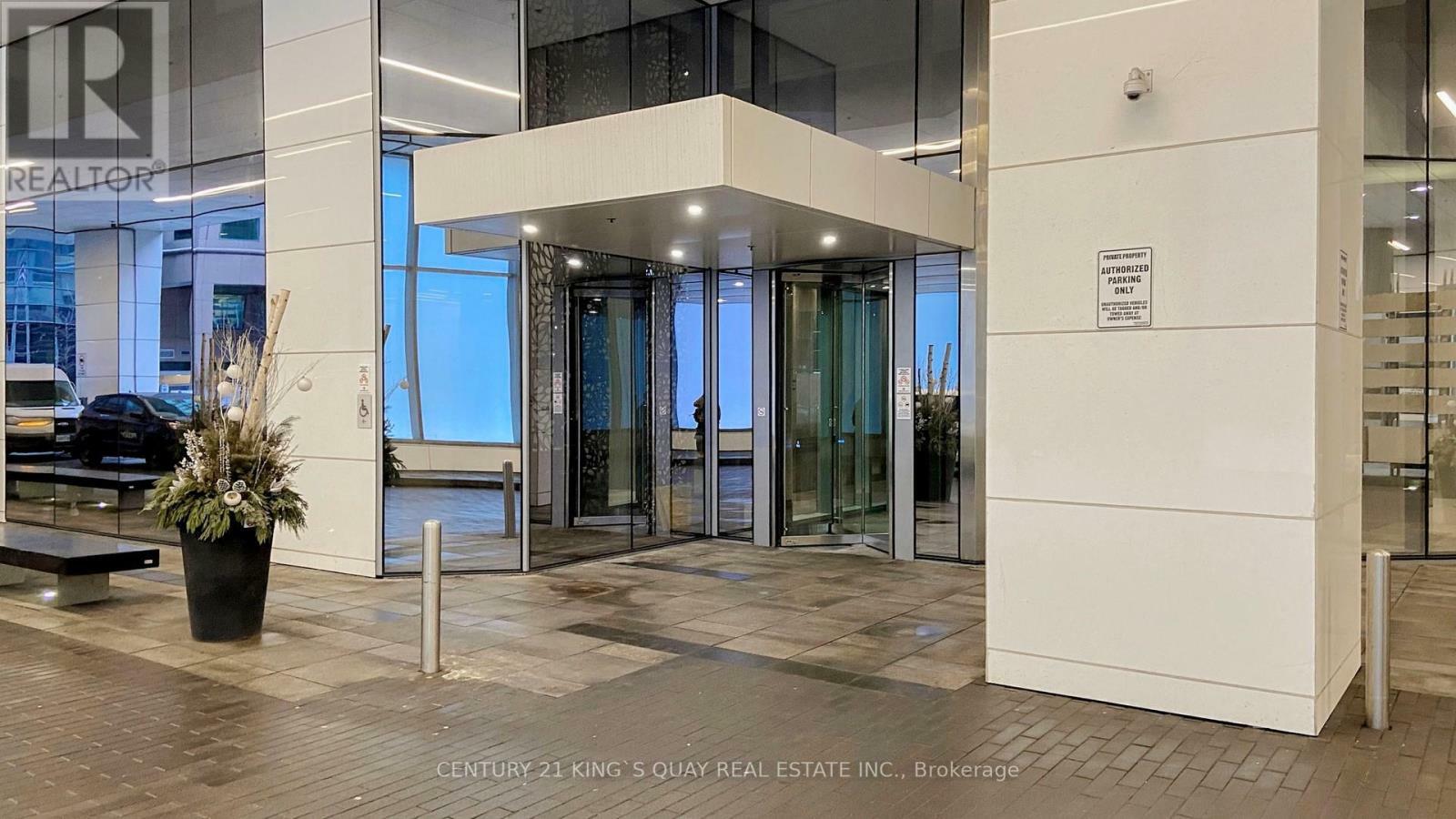 Property Photo: 88 Harbour Street 4204 ON M5J 1B7