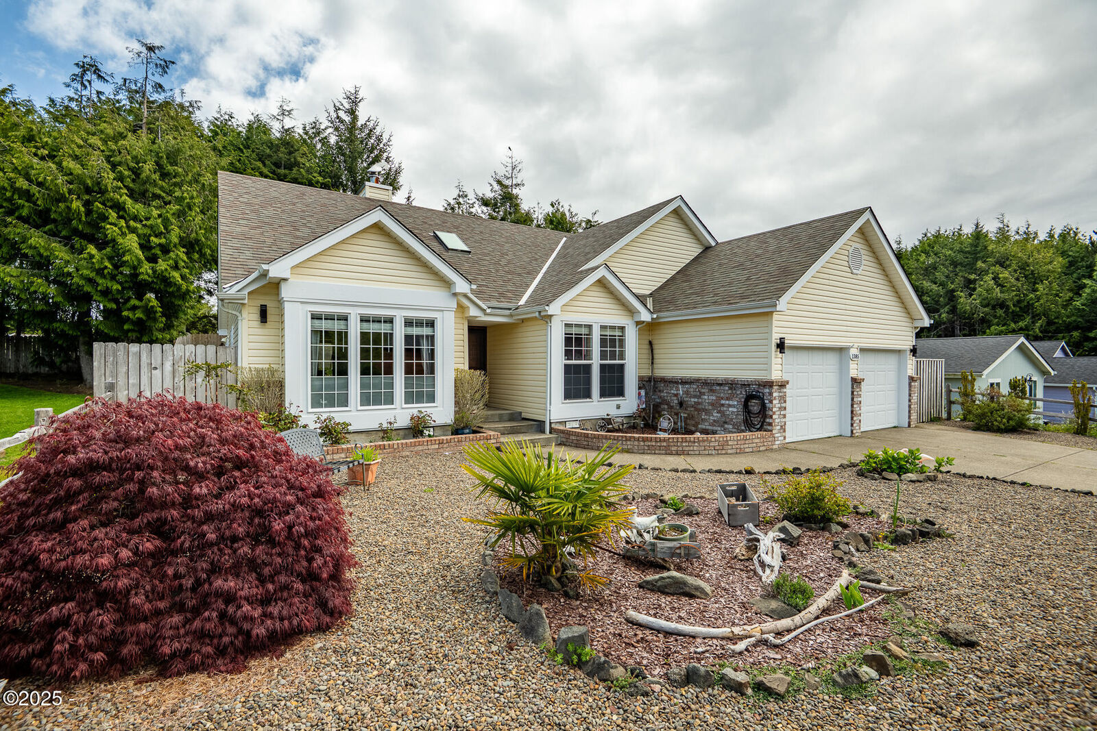 Property Photo: 1385 SW Fairway Drive OR 97394