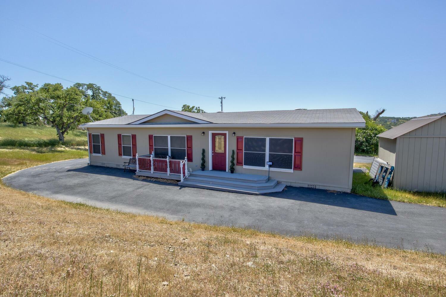 Property Photo: 2162 E Zarzamora CA 95329