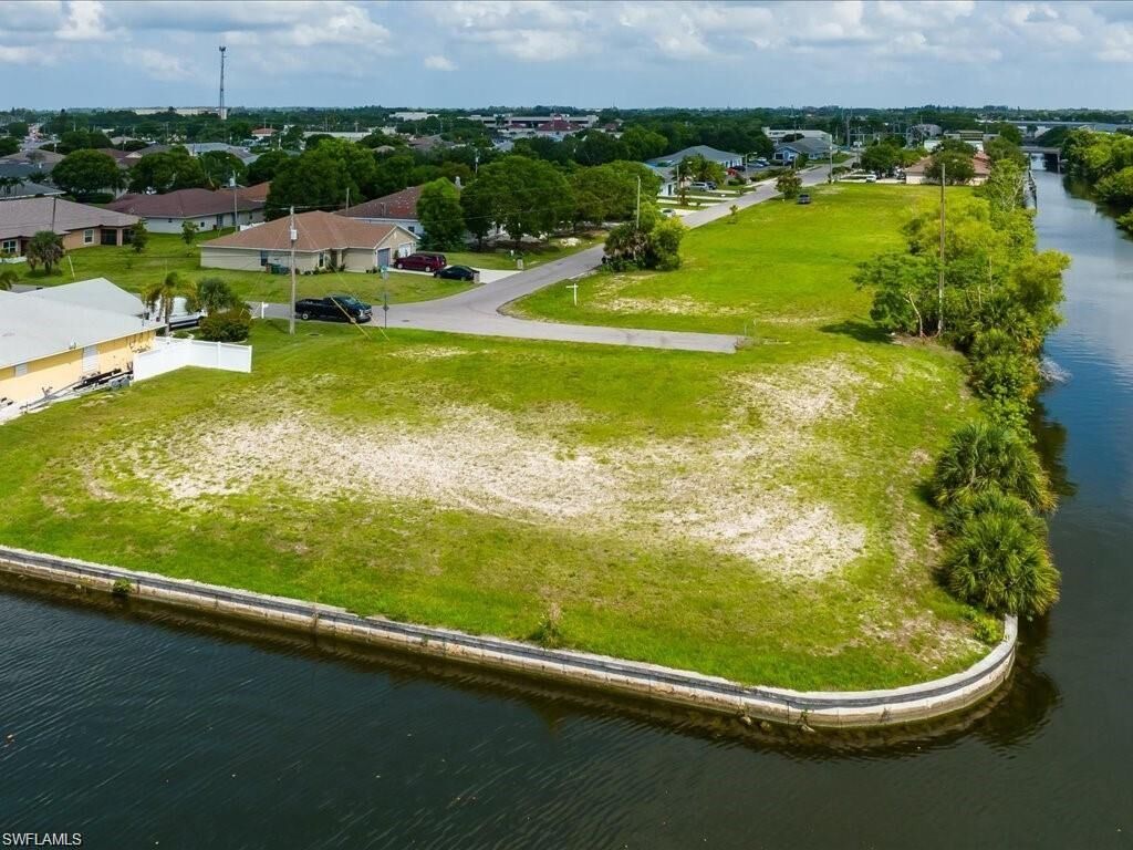 Property Photo:  1001 SE 12th Ln  FL 33990 