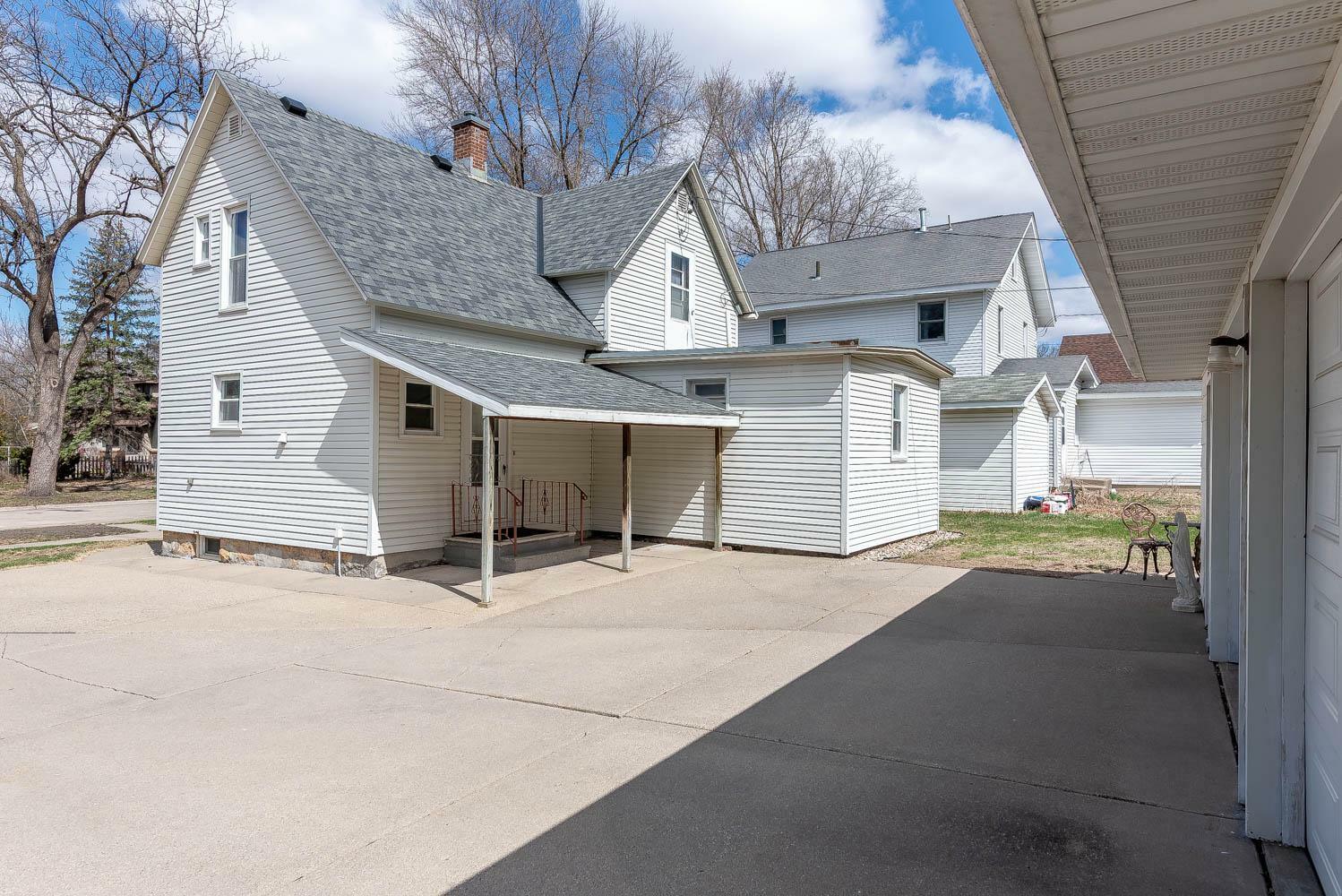 Property Photo: 1509 N 5th Street MN 56001