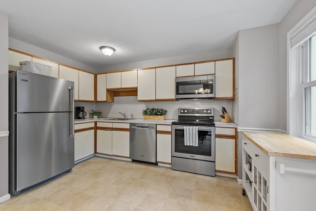 Property Photo: 105 Tennis Plaza Rd 14 MA 01826