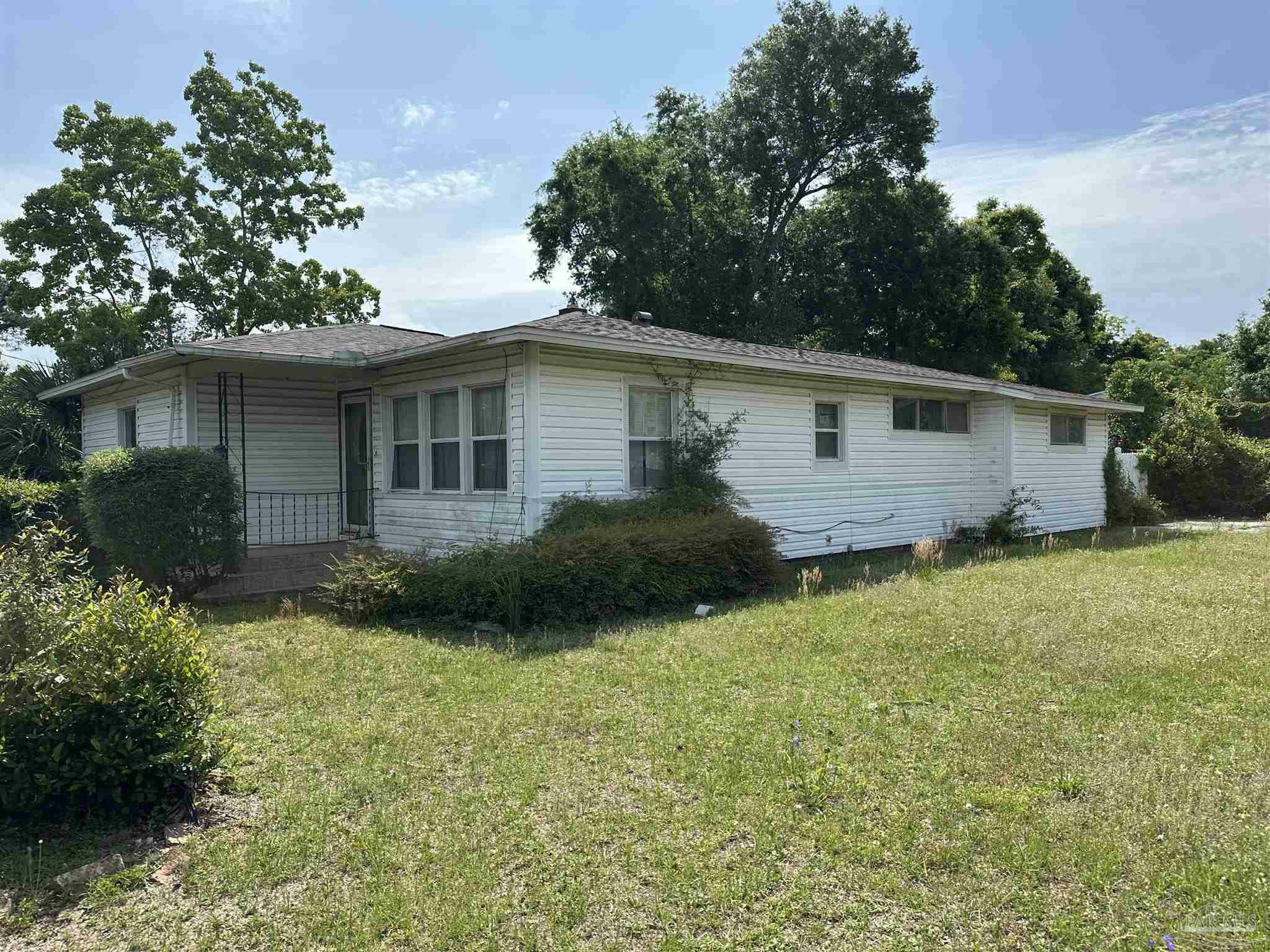 Property Photo: 901 E Texar Dr FL 32503
