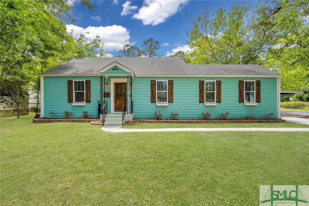 Property Photo: 401 E 64th Street GA 31405