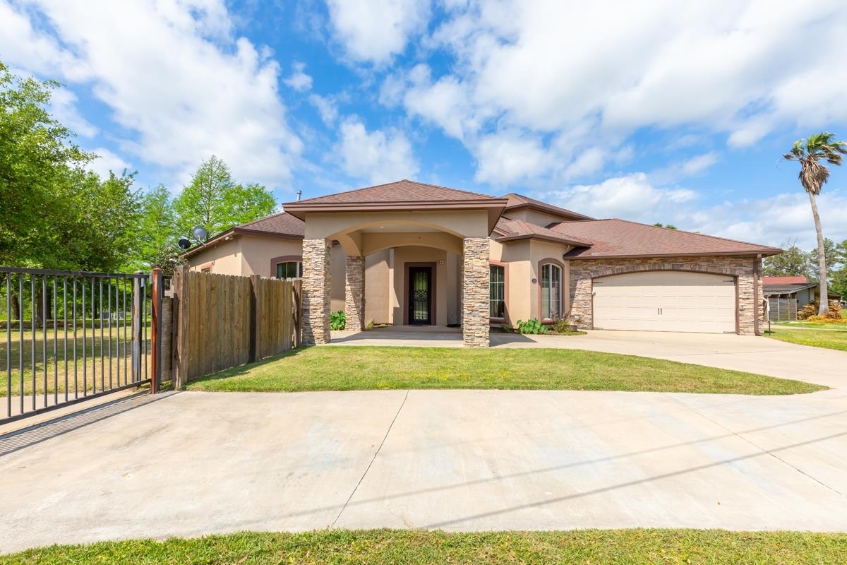 Property Photo: 216 Berwick Dr TX 77611