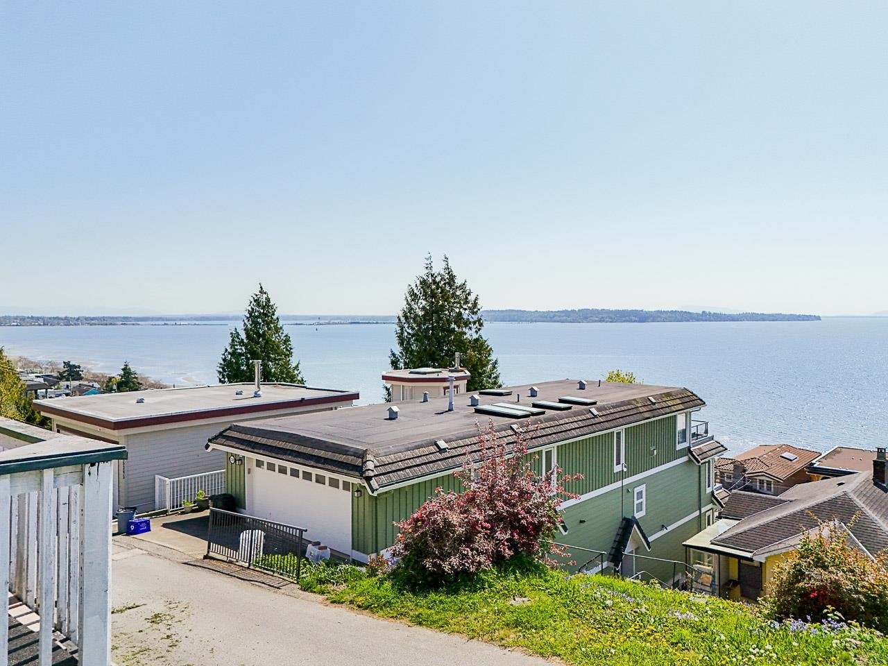 Photo de la propriété:  15412 Columbia Avenue  BC V4B 1J9 