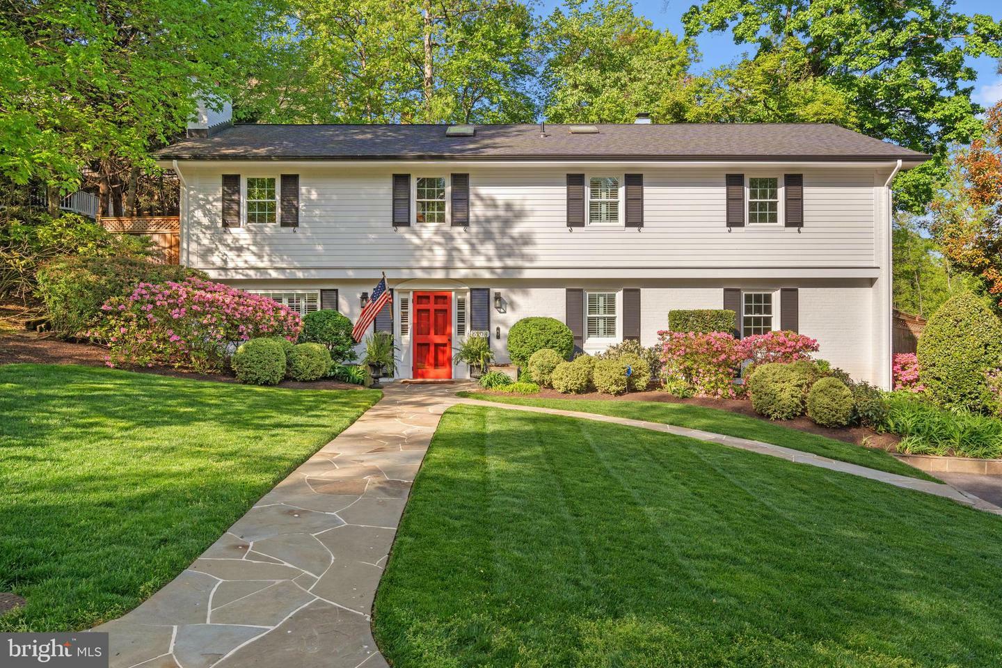 Property Photo: 6208 Foxcroft Road VA 22307