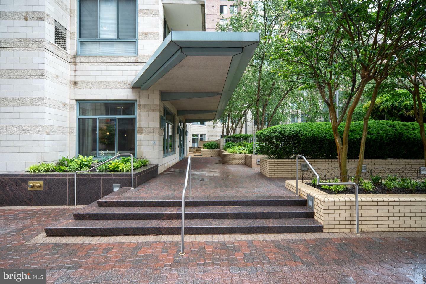 Property Photo: 851 N Glebe Road 1407 VA 22203