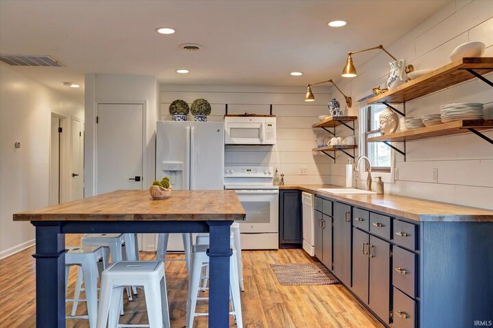 Property Photo:  7550 N Lakewood Drive  IN 47468 