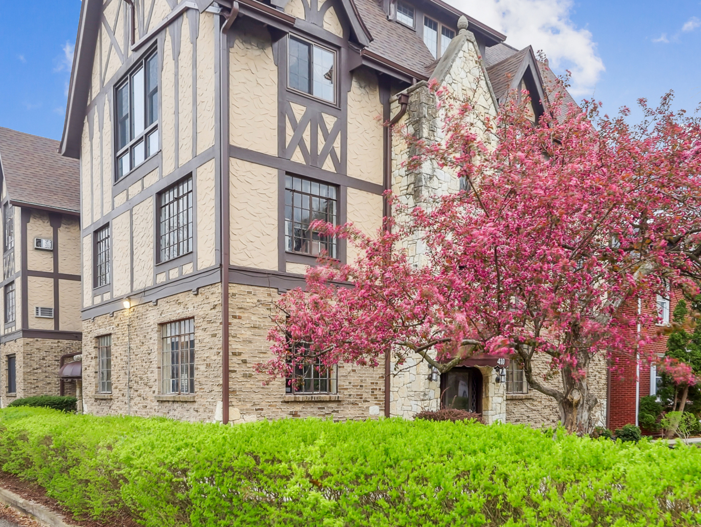 Property Photo: 410 N Raynor Avenue 2E IL 60435