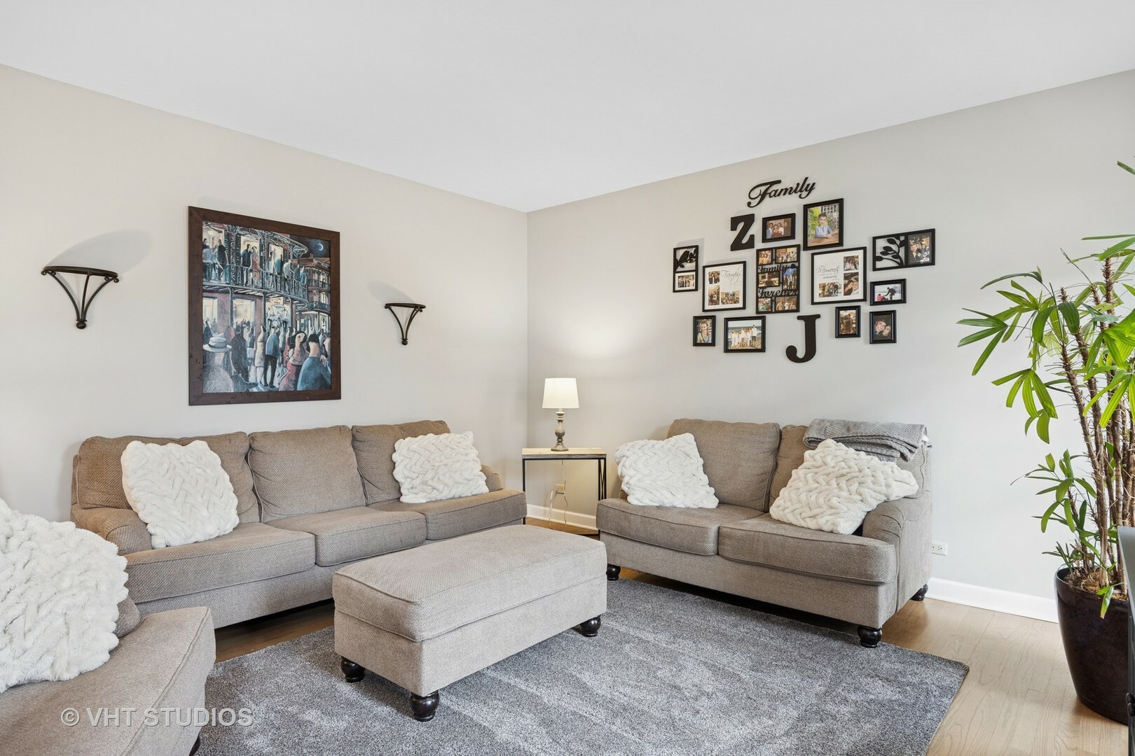 Property Photo: 1560 W Hundley Street IL 60169