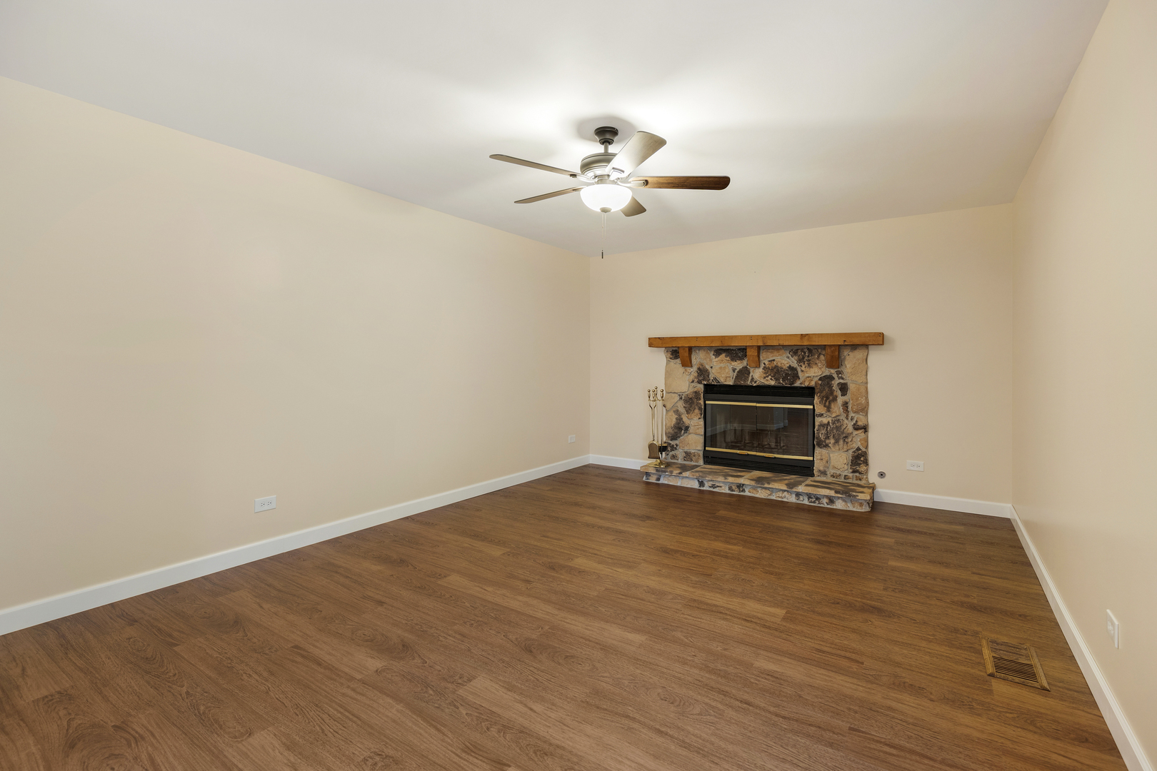 Property Photo: 416 Harbor Drive IL 60110
