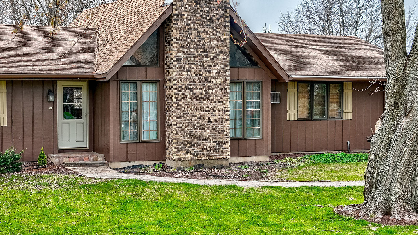 Property Photo: 118 Leisure Lane IL 60543
