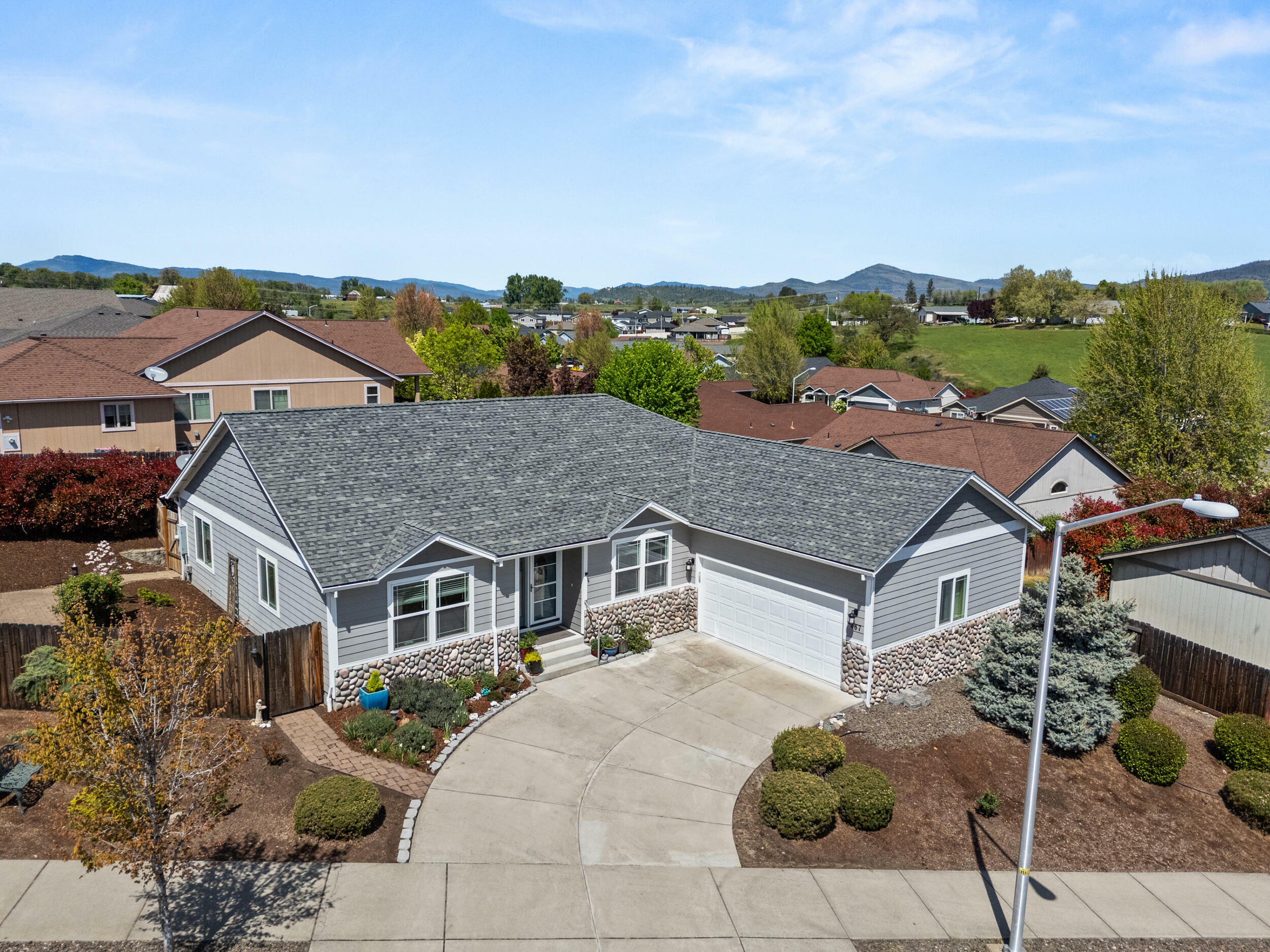 Property Photo: 467 N Deanjou Avenue OR 97524