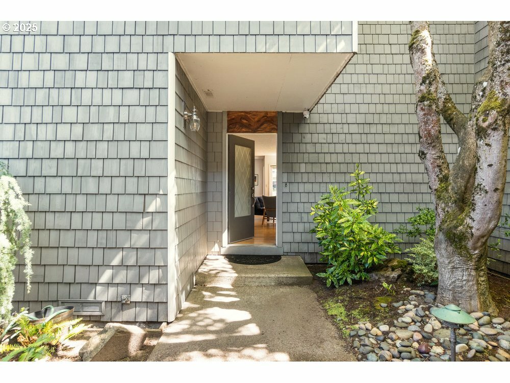 Property Photo: 530 N Hayden Bay Dr OR 97217