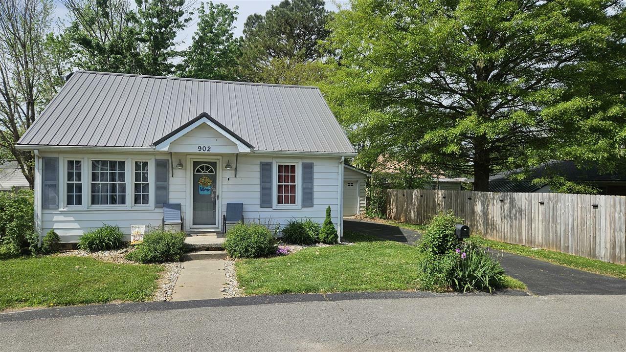 Property Photo: 902 E Duke Street KY 42127