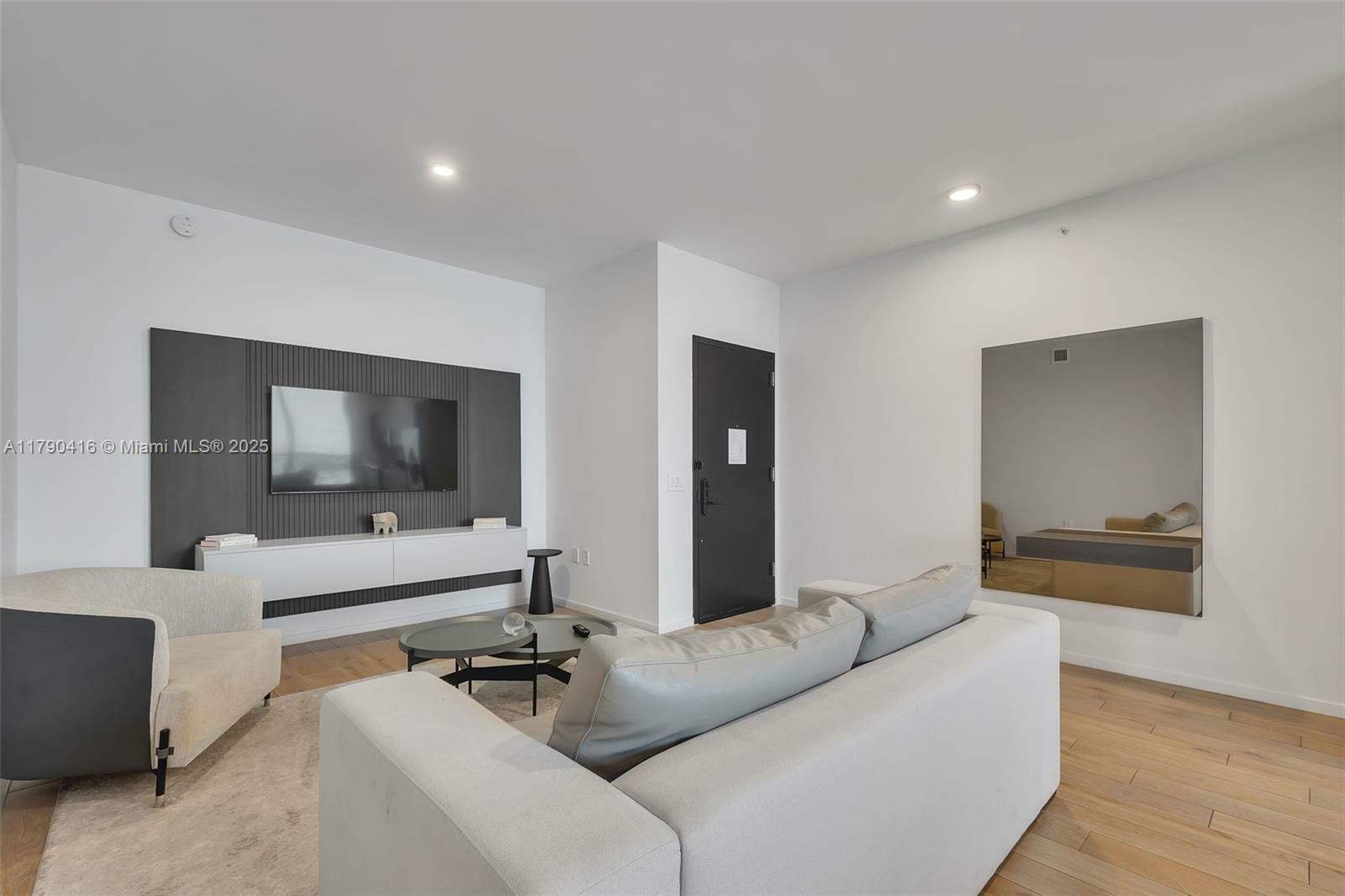 Property Photo: 398 NE 5th St 3901 FL 33132