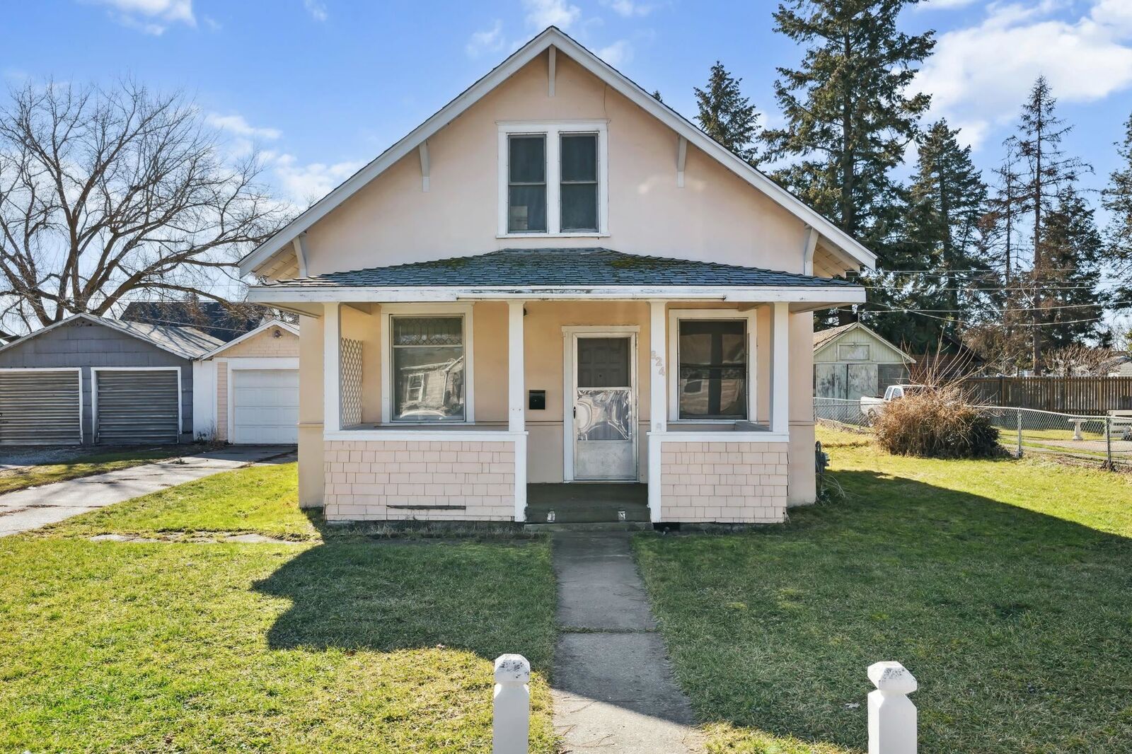 Property Photo:  824 E Queen Ave Ave  WA 99208 