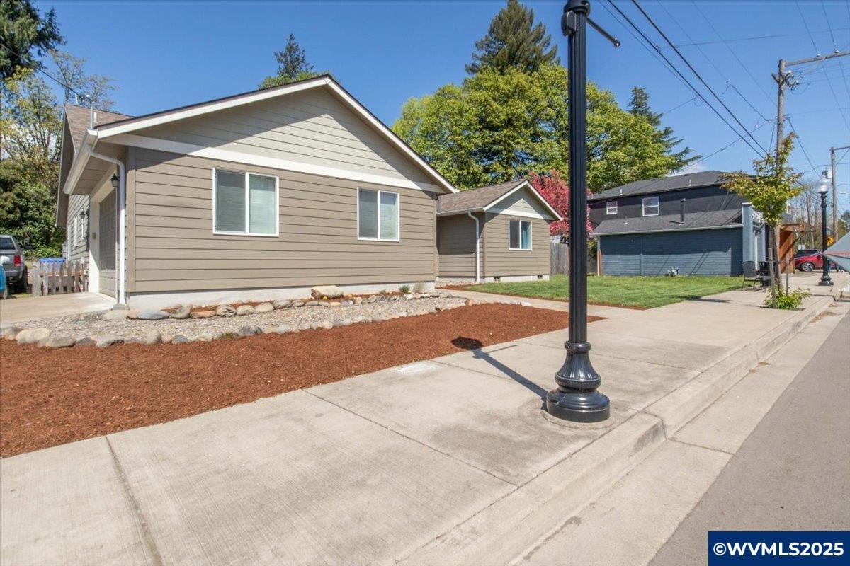Property Photo: 211 SW Broadway St OR 97360