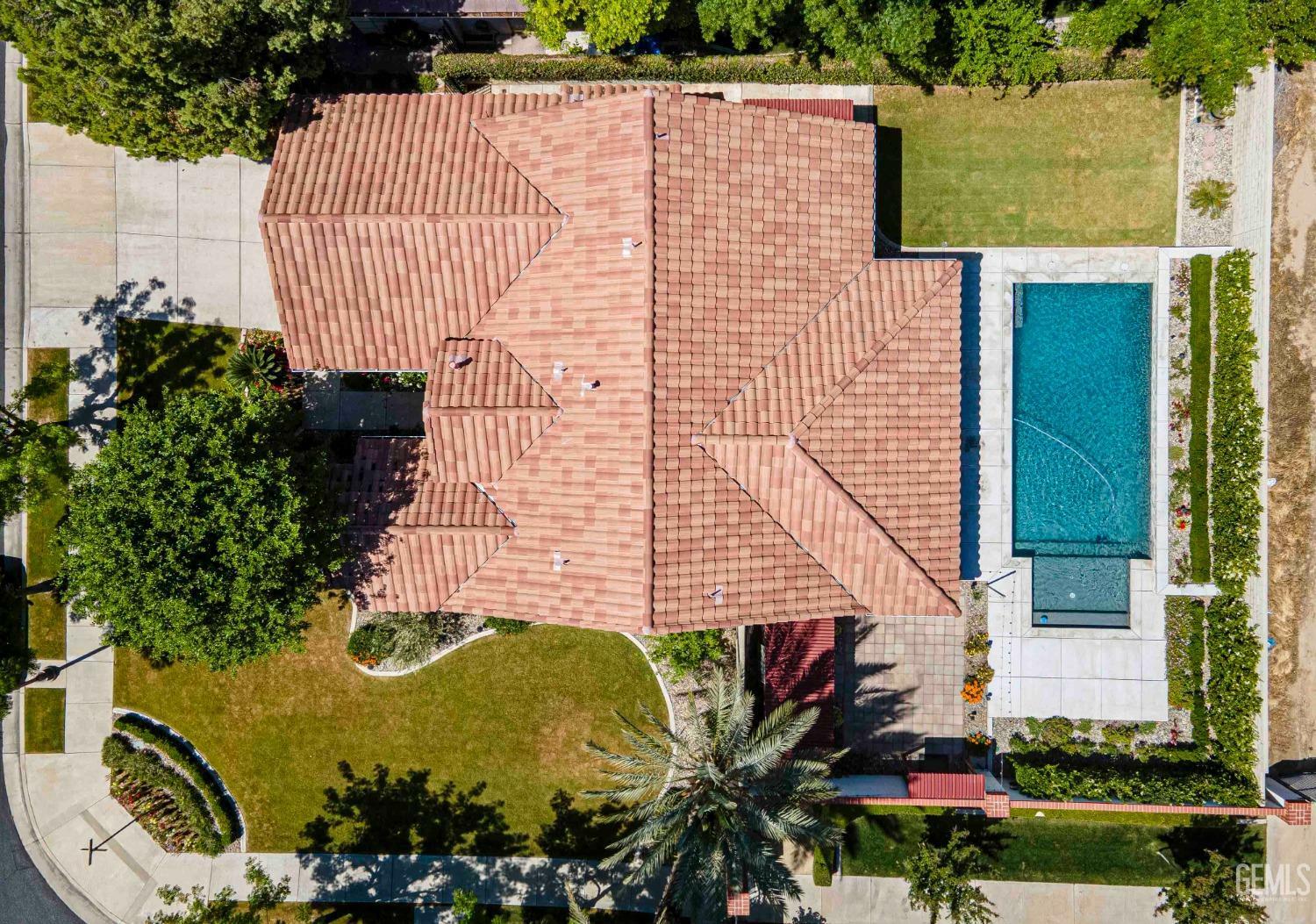 Property Photo:  2204 Snowdrop Drive  CA 93311 