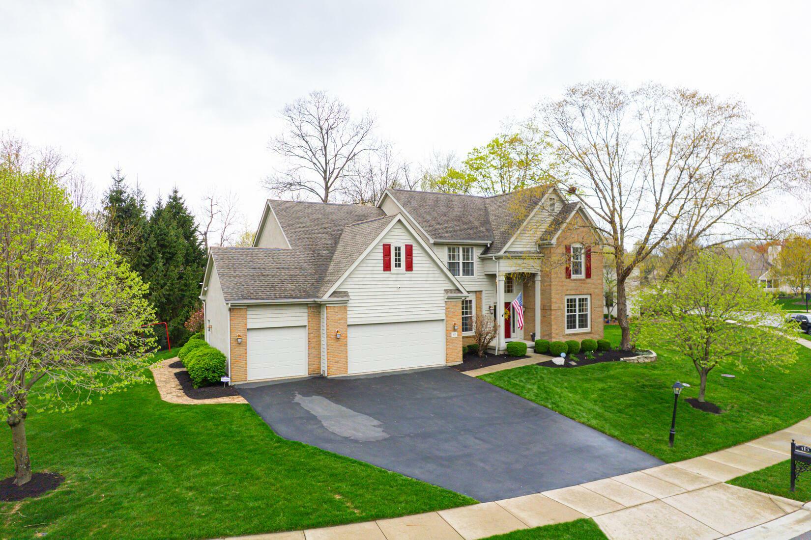 Property Photo: 413 Ashmoore E Circle OH 43065