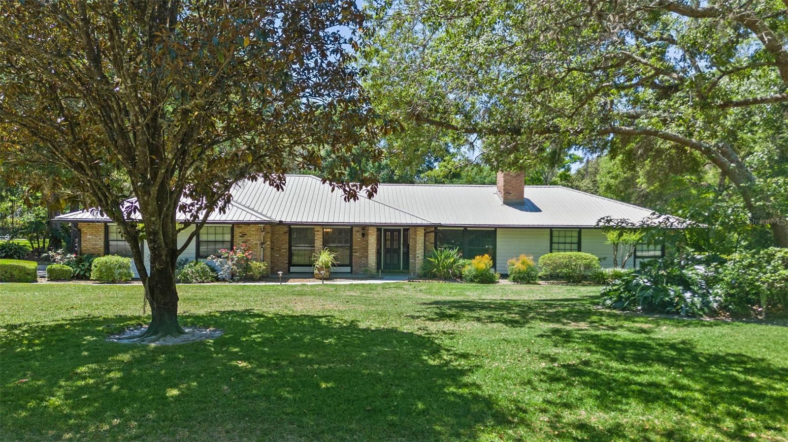 Property Photo: 203 E Greentree Lane FL 32746