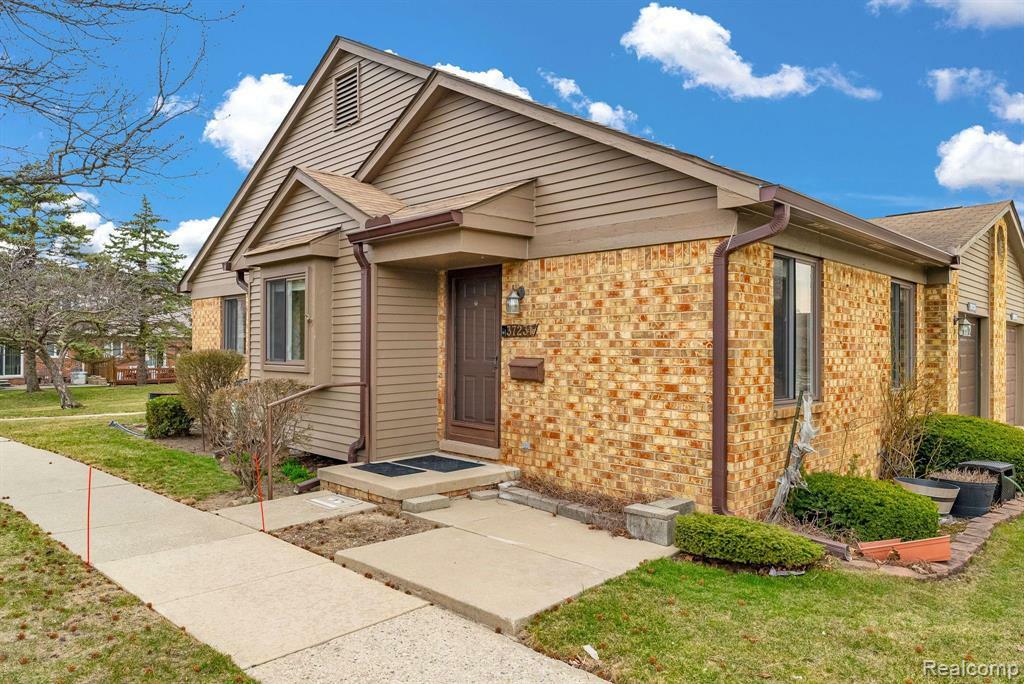 Property Photo: 37231 Glenbrook Drive MI 48036 2409