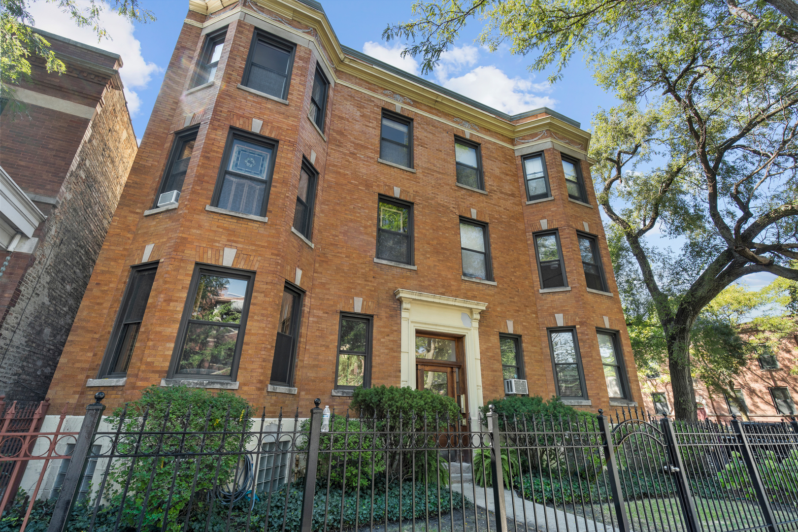 Property Photo: 3762 N Lakewood Avenue 3S IL 60613