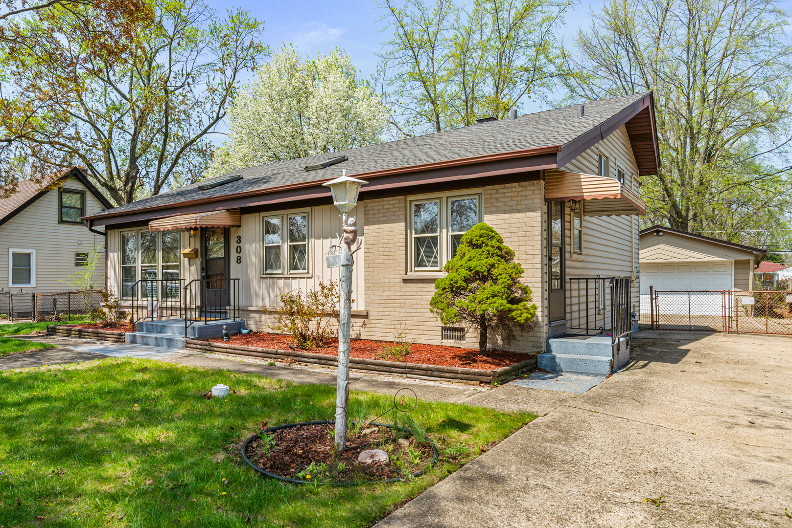 Property Photo: 308 E Medill Avenue IL 60164