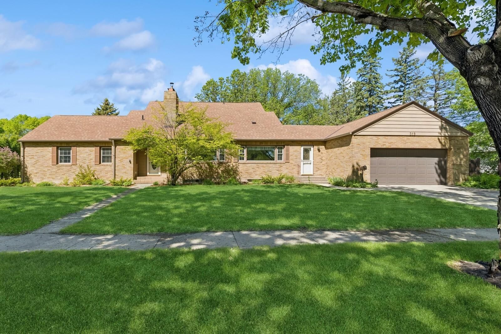 Property Photo:  319 Meadow Lane  MN 56215 