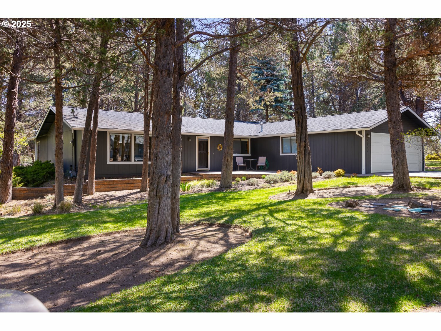 Property Photo: 61292 Robin Hood Ln OR 97702