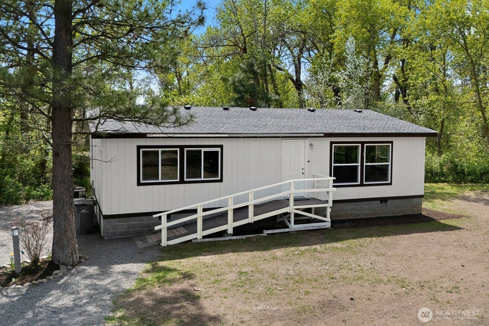 Property Photo:  421  Cottonwood Road  WA 98946 