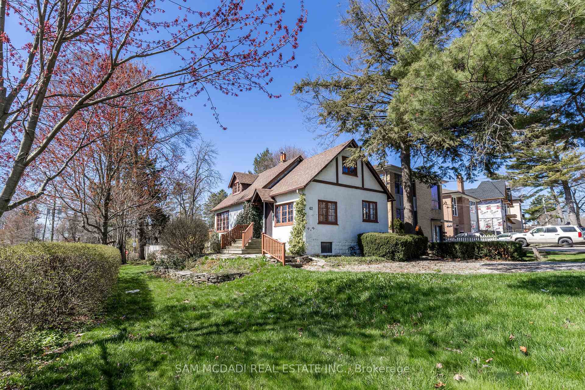 Property Photo: 62 Maple Avenue S ON L5H 2R6
