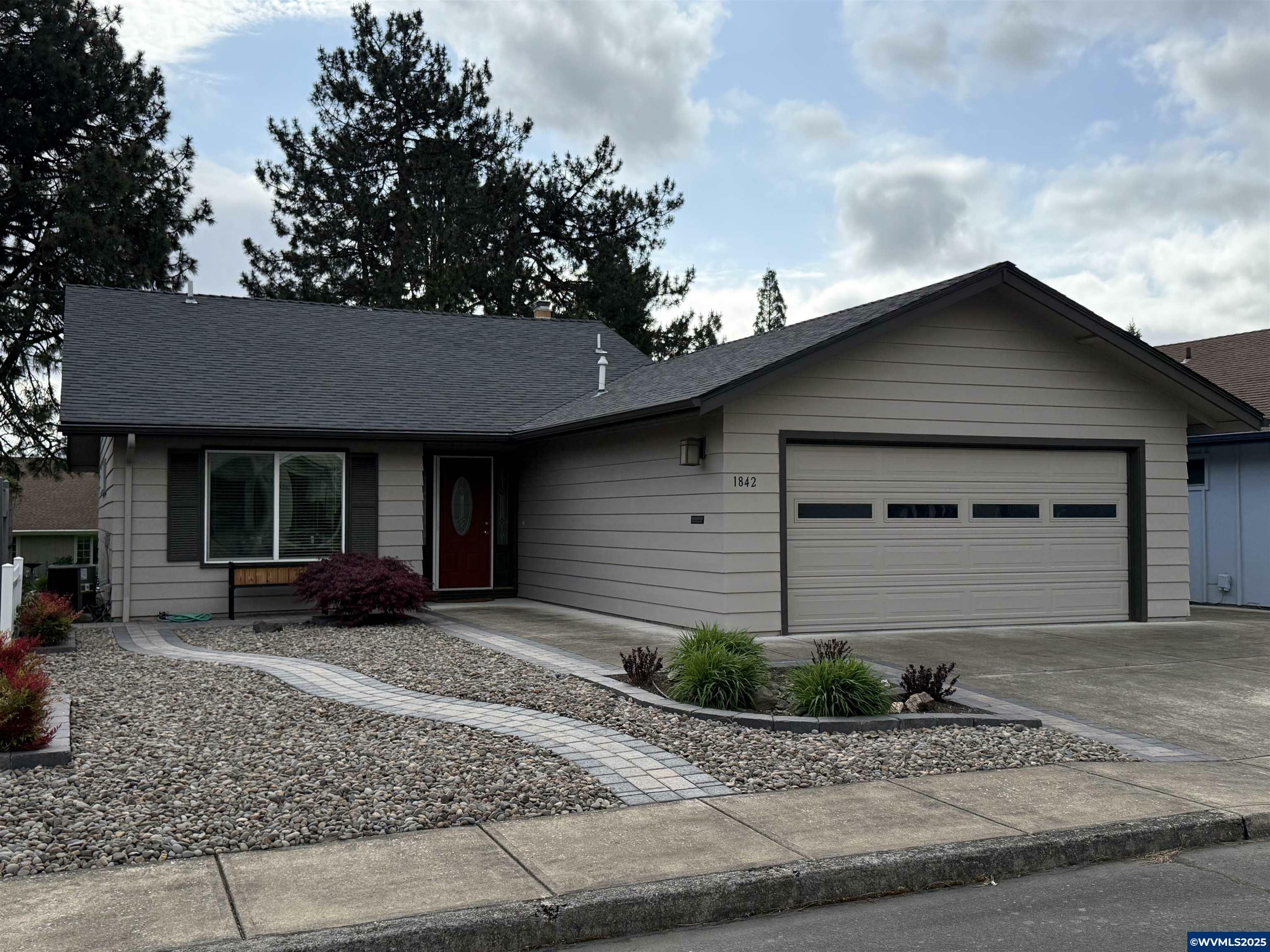 Property Photo: 1842 Woodstock Cir NW OR 97304