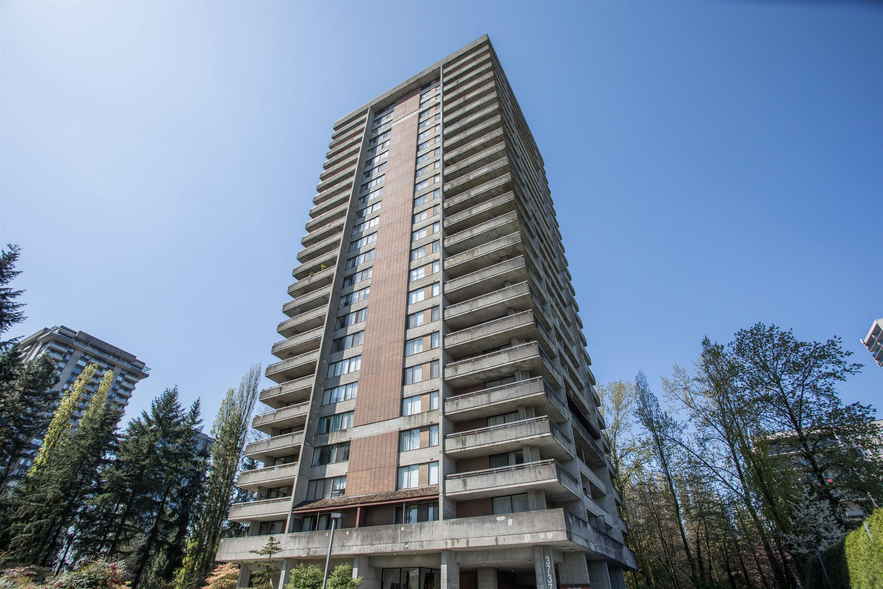 Photo de la propriété: 3737 Bartlett Court 2401 BC V3J 7E3