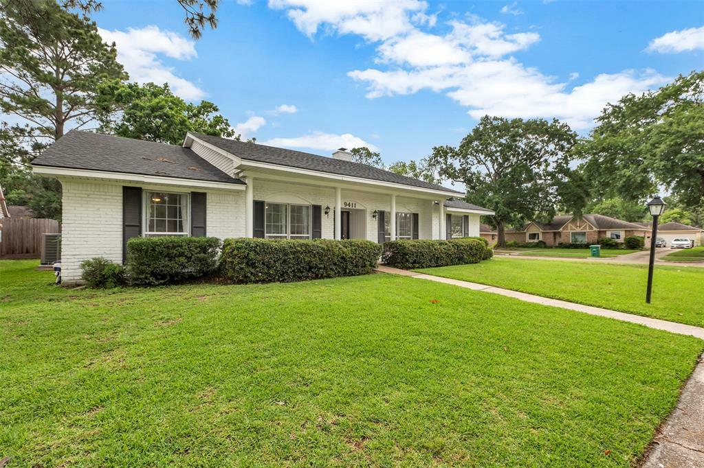 Property Photo: 9411 Brown Leaf Circle TX 77096