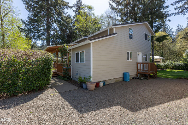 Property Photo: 24 N Trout Ln OR 97368