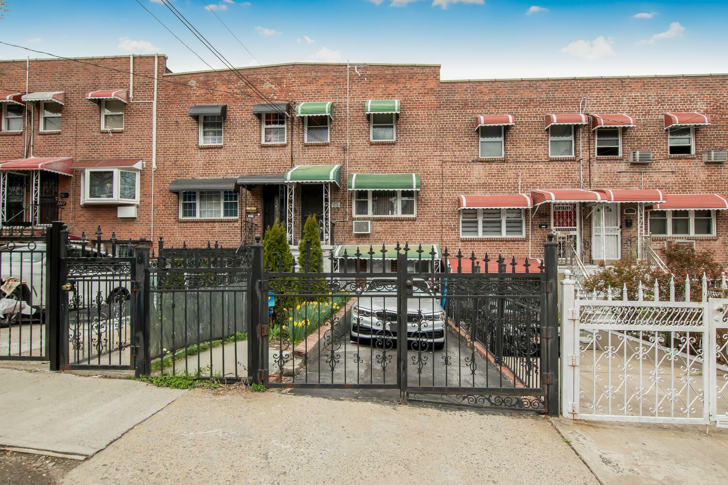 Property Photo: 1019 E 228th Street NY 10466