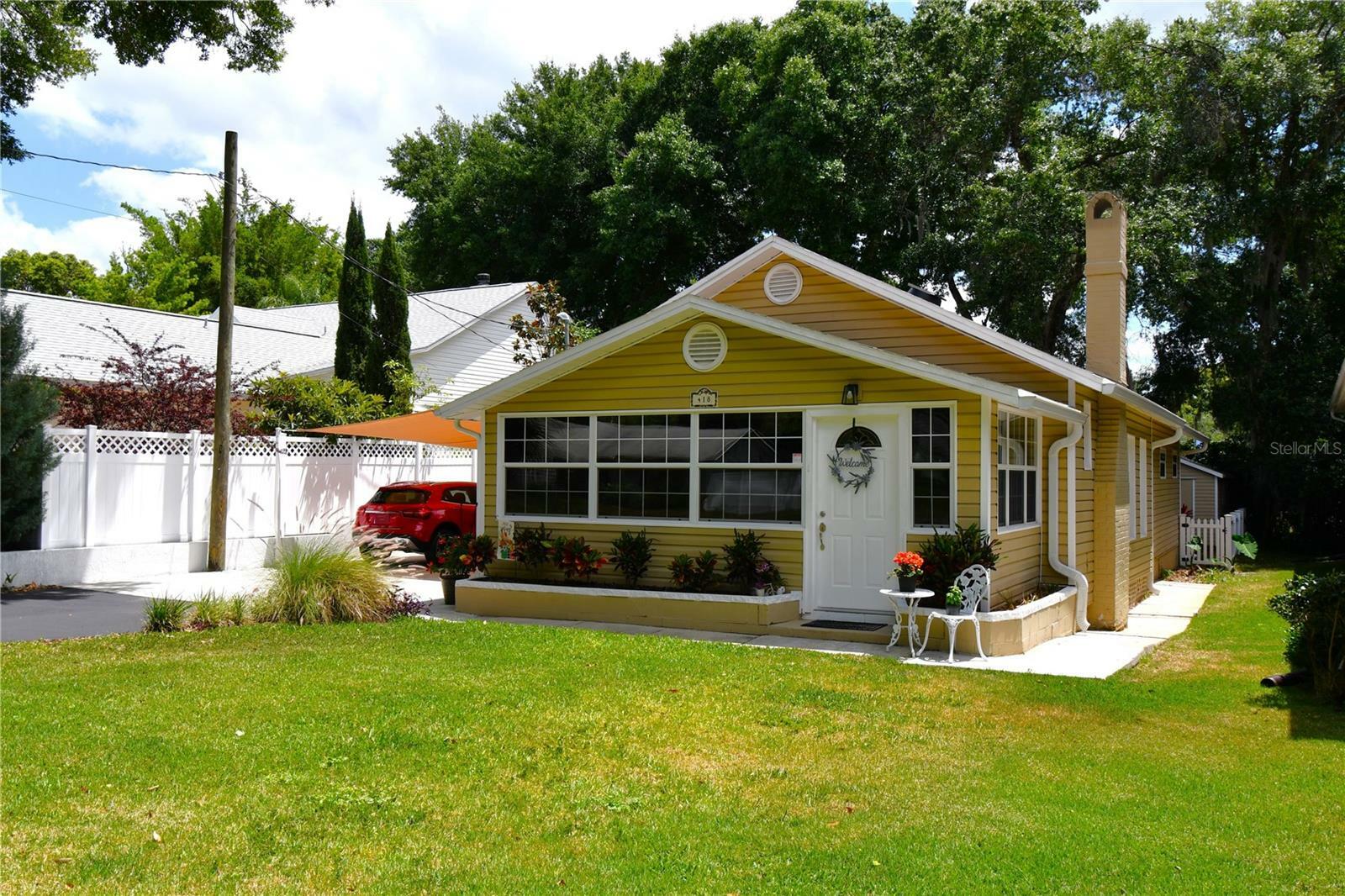 Property Photo: 418 E 10th Ave FL 32757